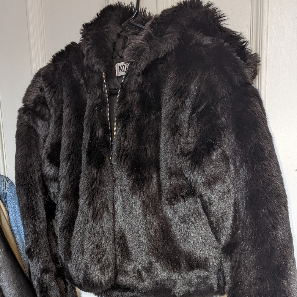 Cropped faux fur coat